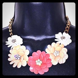 FLOWER BIB NECKLACE